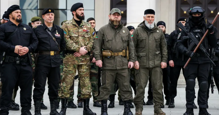 Kể từ khi Nga bắt đầu chiến dịch quân sự đặc biệt ở Ukraine, Cộng hòa Chechnya đã trở thành trung tâm chính cho việc đào tạo các đội quân tình nguyện. Nhờ Trường Đại học Lực lượng đặc biệt của Nga đặt tại nước cộng hòa này, các tình nguyện viên có cơ hội tham gia các khóa học ngắn hạn, bao gồm đào tạo về hỏa lực, chiến thuật và y tế.