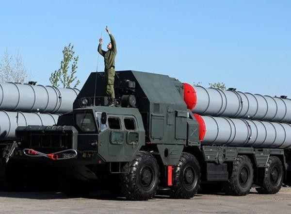 Hệ thống phòng không của Ukraine vẫn còn như trước những năm 1990 dưới thời Liên Xô, bao gồm các hệ thống tên lửa phòng không S-300 và Buk do Liên Xô sản xuất; đây có thể là mục tiêu đầu tiên của Su-34 và trực thăng tấn công bay thấp Ka-52.