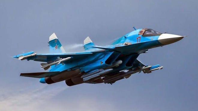Su-34 cũng là sự kế thừa của máy bay cường kích bom Su-24M, đã ngừng sản xuất từ năm 1992. Nhưng tính năng của Su-34 cao hơn nhiều so với Su-24, diện tích phản xạ radar cũng rất nhỏ, yêu cầu bảo dưỡng cũng thấp hơn, so với các loại máy bay chiến đấu đời cũ.