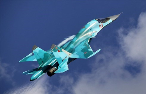 Một trong những ưu điểm chính của Su-34 đó là hiệu suất bay và khả năng tác chiến trên không được nâng lên rất nhiều. Ưu điểm nữa của Su-34, giống như tất cả các máy bay chiến đấu được Không quân Nga, được trang bị kể từ khi Chiến tranh Lạnh kết thúc, đều có nguồn gốc từ Su-27 Flanker.
