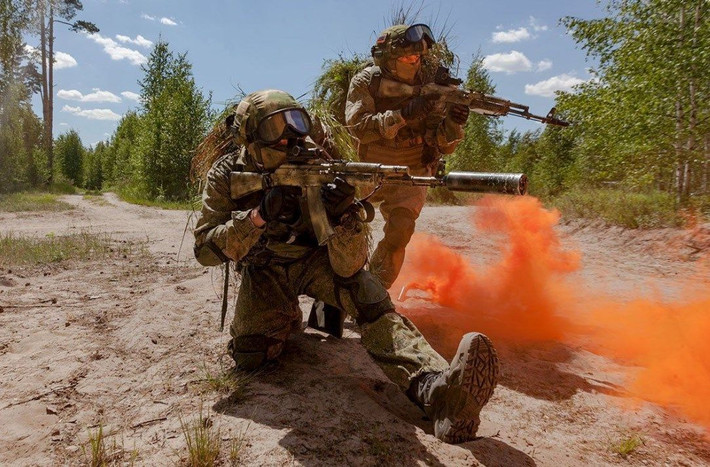 "Một số đơn vị Ukraine dùng súng bắn tỉa, lắp kính ngắm ảnh nhiệt với độ phóng đại lớn của Mỹ, vì vậy trận chiến rất khốc liệt", Yegor nói. Anh ta cho thấy một đầu đạn 338. Lapp Magnum bị mắc kẹt bên phải ngực trên áo giáp của mình và chiếc áo giáp đã cứu mạng anh ta.