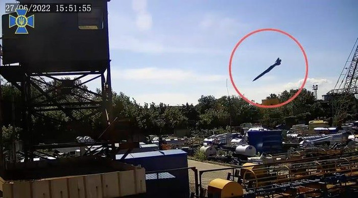 Tiếng còi báo phòng không hiện vẫn phát ra thường xuyên trên lãnh thổ Ukraine. Đặc biệt ở những thành phố lớn của Ukraine như thủ đô Kiev và Kharkov bị thiệt hại nặng nề nhất; hầu hết các cơ sở năng lượng, thông tin liên lạc và quân sự đều bị trúng tên lửa.