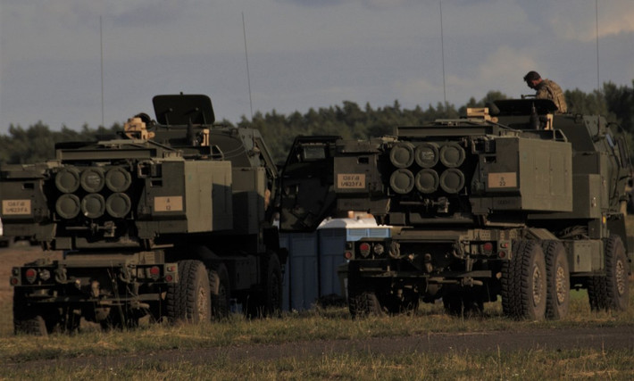 Khi tên lửa M142 HIMARS phóng tên lửa không điều khiển 227mm, tầm bắn tối đa có thể đạt 70 km; và khi phóng tên lửa ATACMS, tầm bắn tối đa có thể đạt 300 km.