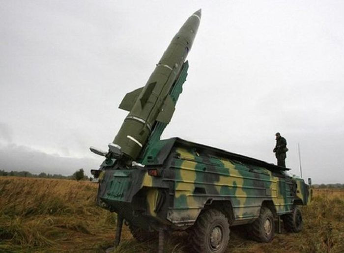 Cách đây một thời gian, vũ khí tấn công tầm xa mà Quân đội Ukraine có, chỉ là một số lượng nhỏ tên lửa chiến thuật Tochka-U; tuy nhiên những tên lửa này cơ bản đã bị phá hủy, và Quân đội Ukraine chỉ còn số lượng rất nhỏ loại tên lửa này.