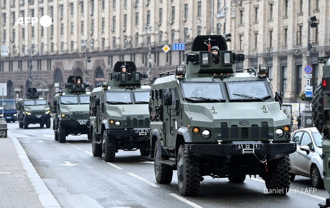 Sau hơn nửa tháng tiến hành chiến dịch quân sự đặc biệt của Nga tại Ukraine và vướng phải những vấn đề về công tác bảo đảm hậu cần chiến dịch, Quân đội Nga bắt đầu di chuyển lực lượng thận trọng hơn và tiếp tục tiến lên, nhằm siết chặt vòng vây quanh thủ đô Kyiv của Ukraine.