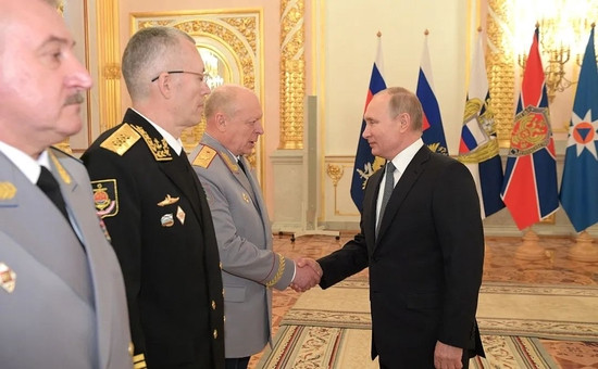 Tổng thống Nga Putin bắt tay tướng Salyukov tại Điện Kremlin. Ảnh Sputnik Vào ngày 2/5/2014, Salyukov khi đang kiểm tra khả năng sẵn sàng chiến đấu của Quân khu phía Nam ở Bắc Kavkaz, bất ngờ nhận được lệnh từ Bộ trưởng Quốc phòng Shoigu, yêu cầu ông tham gia một cuộc hội đàm từ xa ngay tại chỗ. Tại cuộc họp, Bộ trưởng Shoigu đã đọc Sắc lệnh số 291 do Tổng thống Putin ký, và Salyukov sẽ được bổ nhiệm làm Tư lệnh Lục quân Nga, vị trí đã bị bỏ trống hơn 120 ngày; đây là lực lượng có quân số chiến đấu lớn nhất trong Quân đội Nga. Để bày tỏ sự ủng hộ và tin tưởng đối với Salyukov, Putin cũng đã bổ nhiệm ông làm Tổng chỉ huy cuộc duyệt binh trên Quảng trường Đỏ ở Moscow năm đó. Trên cương vị mới, ông đã hoàn thành trách nhiệm nặng nề của Tổng thống Putin và hoàn thành tốt công việc của Tư lệnh lục quân; cho thế giới bên ngoài nhìn thấy "cơ bắp" của nước Nga. Sau đó, ông cũng nhiều lần giữ chức Tổng tư lệnh duyệt binh ở Quảng trường Đỏ. Vào "ngày trọng đại" của nước Nga, việc chứng tỏ sức mạnh quân sự đang tái nổi của Moscow, thông qua các cuộc duyệt binh ngày càng trở nên quan trọng. Chẳng hạn, trong lễ duyệt binh năm nay, nhiều vũ khí mới được bổ sung vào đội diễu binh. Đó là hệ thống phóng tên lửa đa năng "Cyclone-G" cỡ nòng 122mm được trang bị hệ thống điều khiển hỏa lực và dẫn đường tự động đã ra mắt lần đầu tiên tại lễ duyệt binh. Ngoài ra, hệ thống tên lửa đạn đạo "Iskander-M", có thể mang đầu đạn thông thường hoặc đầu đạn hạt nhân, và hệ thống tên lửa đạn đạo xuyên lục địa "Yars" với tính năng siêu cơ động và khả năng xuyên phá hệ thống phòng thủ của đối phương…đều là vũ khí hiện đại của lực lượng Lục quân Nga. Đối với Salyukov, ông cũng sẽ ghi nhớ ý định ban đầu là thi vào trường xe tăng; chỉ cần đất nước cần, ông sẵn sàng ra chiến trường cùng với tất cả binh lính Nga để bảo vệ Tổ quốc.