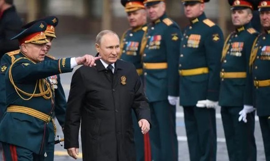 Tổng thống Nga Vladimir Putin và Đại tướng Salyukov (hàng trước, đầu tiên từ trái sang) chỉ huy Lễ duyệt binh. Ảnh Sputnik Người ta nói rằng, Salyukov là vị tướng ít cười nhất trong Quân đội Nga. Mọi người không thể đoán được thái độ của Salyukov; và ngay cả cấp dưới của ông, cũng khó có thể nhận thấy sự thay đổi trong tâm trạng của ông ta. Có lẽ, những gương mặt đầy sức sống trong lễ diễu binh, sẽ khiến ông nhớ lại thời trai trẻ, khi còn ngồi trên ghế học viện quân sự. Salyukov tốt nghiệp Trường Sĩ quan Chỉ huy Xe tăng Cận vệ Ulyanovsk, được đặt theo tên của lãnh tụ Lênin (trước đây là Vladimir Ilyich Ulyanov). Đó là trường đào tạo chỉ huy sĩ quan xe tăng tốt nhất của Liên Xô và là nơi đào tạo ra nhiều tướng lĩnh cho đất nước. Cha của Salyukov, cũng là một người lính xe tăng và đã tham gia Chiến tranh Vệ quốc Vĩ đại. Ông đã được trao tặng Huân chương Chiến tranh Vệ quốc Vĩ đại hạng Nhất và Huân chương Sao Đỏ, và sau đó là Bí thư thành phố Penza. Penza là một thành phố cảng nằm ở hạ lưu sông Volga, con sông mẹ của Nga. Xa hơn về phía tây Penza là đồng bằng Ukraine, với đầu mối giao thông thuận tiện, đã khiến nơi đây trở thành yếu địa của các nhà chiến lược quân sự, từ thời cổ đại; ngoài ra còn có nhiều doanh trại, sân bay và học viện quân sự. Sân bay Engels gần Penza từng là căn cứ của Lực lượng Không quân chiến lược Liên Xô. Vào thời điểm đó, máy bay ném bom chiến lược Tu-95, được NATO gọi là "con gấu khổng lồ thời tiền sử", thường bay qua đầu Salyukov. Với tiếng gầm chói tai của máy bay, cậu bé Salyukov đã chắp cánh ước mơ "làm lính". Ngay sau đó, các giáo viên của trường xe tăng đã chú ý đến Salyukov. Anh có một khát khao tri thức mạnh mẽ, một mong muốn phục vụ Tổ quốc và quyết tâm cống hiến hết mình cho Tổ quốc trong thời điểm quan trọng.