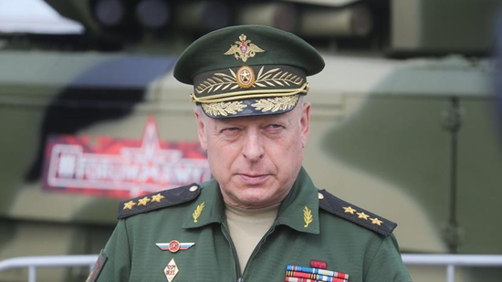Đại tướng Salyukov, Tư lệnh lực lượng lục quân Nga. Ảnh Sputnik Salyukov thậm chí còn cho rằng, hệ thống chỉ huy tự động, chiến thuật và chiến lược, có liên quan đến việc Quân đội Nga có thể hoàn thành nhiệm vụ chiến đấu một cách hiệu quả trong tương lai hay không. Theo yêu cầu mà Bộ chỉ huy Quân đội Nga đưa ra, Tư lệnh tương lai của Quân đội Nga, có thể phát lệnh chiến đấu bằng cách chỉ cần nhấp chuột vào máy tính hiển thị tình hình chiến trường, và các binh sĩ tiền tuyến có thể nhanh chóng hoàn thành nhiệm vụ tấn công. Theo một loạt các dự án cải cách do Salyukov tham mưu, hiệu quả chiến đấu của Quân đội Nga đã được khôi phục; đồng thời ông cũng được Tổng thống Vladimir Putin và Bộ trưởng Quốc phòng Shoigu khẳng định và khen ngợi.