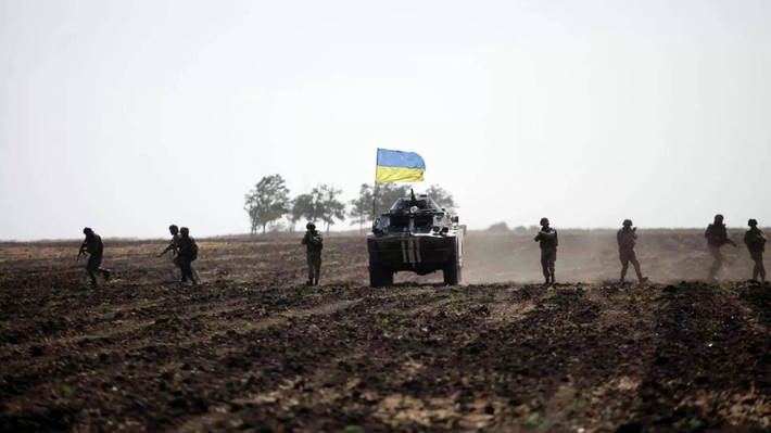 Theo hãng tin Anh Reuters, dẫn các nguồn báo chí Ukraine cho biết, quân đội Ukraine đang nhanh chóng tập hợp lực lượng để chuẩn bị mở cuộc tấn công theo hướng Svyatovo; đây là trung tâm chiến lược về quốc phòng và tiếp tế của Nga ở Luhansk.