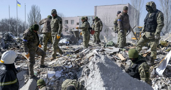 Theo báo cáo, các lực Quân đội Ukraine, Vệ binh Quốc gia và các tiểu đoàn dân tộc cực đoan, chiến đấu chống lại dân quân Donetsk và Luhansk ở khu vực Donbas, đã mất khoảng 16.000 người, chiếm khoảng 26% tổng lực lượng (59.300); 7.000 người trong số họ đã thiệt mạng.