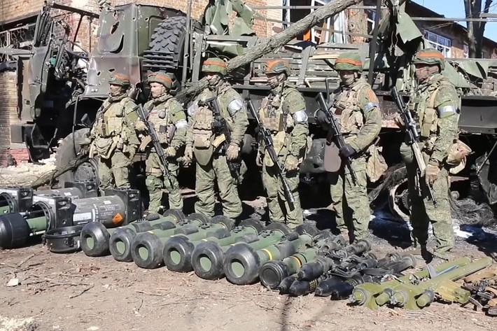 Theo Bộ Quốc phòng Nga, Quân đội Ukraine đã bị bao vây ở Donbass, và Quân đội Nga đã kiểm soát các đầu mối đường sắt trên các hướng quan trọng, khiến Quân đội Ukraine không thể nào bù đắp được tổn thất. Ngoài ra, nguồn cung cấp tên lửa, đạn dược, nhiên liệu và lương thực cho Quân đội Ukraine gần như bị cắt đứt hoàn toàn.
