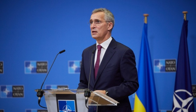 Tình hình chiến sự ở Miền Đông Ukraine đang diễn biến ác liệt; còi báo động của cuộc không kích đang vang lên ở Lviv, người dân đang được sơ tán đến các nơi trú ẩn. Tổng thư ký NATO Jens Stoltenberg đã kêu gọi Nga ngừng hành động quân sự đối với Ukraine ngay lập tức và tái khẳng định sự ủng hộ mạnh mẽ đối với Ukraine.