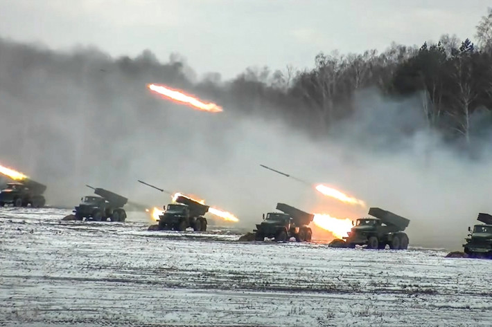 Theo thông tin từ Cảnh sát Quốc gia Ukraine, hiện Quân đội Nga đã thực hiện các cuộc tiến công vào các khu vực Chernihiv và Kherson, tức là từ phía bắc và từ phía nam. Cư dân địa phương xác nhận về sự xuất hiện của quân đội Nga ở Kharkov.