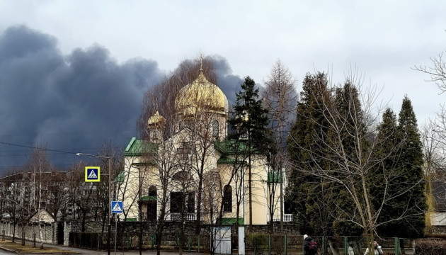 Theo truyền thông Ukraine, được trang Ukrinform đưa tin, sân bay Ivano-Frankivsk và các kho chứa nhiên liệu, dầu nhờn đang bốc cháy do cuộc tấn công bằng tên lửa của Nga. Ngoài ra quân Nga cũng đã mở cuộc tấn công vào sân bay ở Lutsk.