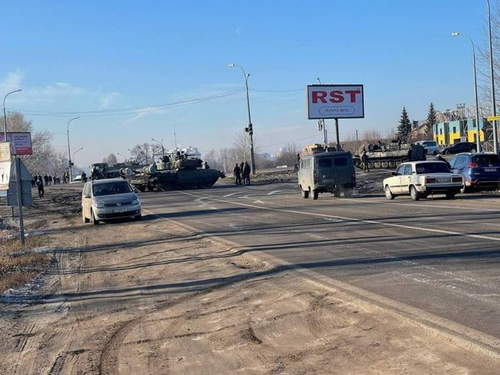 Hình ảnh quân đội Nga tại lối vào Kharkov xuất hiện trên mạng xã hội; trong đó có nhiều xe tăng T-72B3. Hiện trên mạng xã hội có rất nhiều video có quân đội Nga ở gần Kharkov. Trước đó người ta đã đưa tin về cuộc đổ bộ ở ngoại ô thành phố.