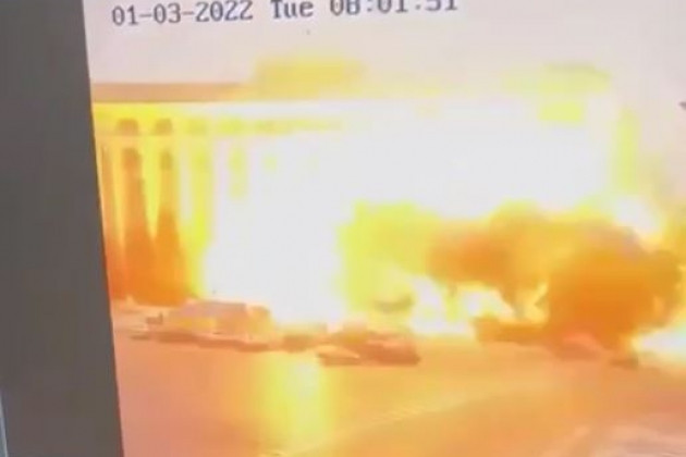 Trận chiến vào thủ đô Kyiv của Ukraine, được nối lại bằng một cuộc tấn công quy mô lớn. Vào sáng sớm ngày mùng 3/3, một vụ nổ lớn có thể được nghe thấy ở Kyiv, theo video đăng tải trên mạng xã hội, một quả cầu lửa khổng lồ đã chiếu sáng bầu trời đêm.