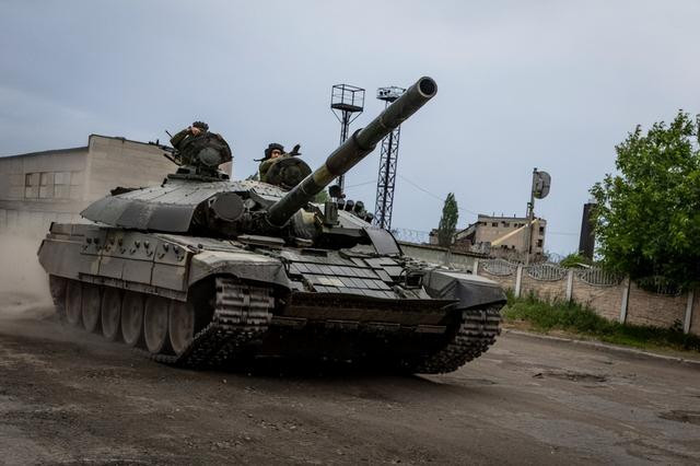 Trước đó, cũng có thông tin cho rằng, một lượng lớn Quân đội Ukraine từ mặt trận Sieverodonetsk đã rút về Lisichansk. Ngày 30/5, mạng xã hội Ukraine đăng tải bức ảnh, xe tăng chiến đấu chủ lực T-72AMT của Quân đội Ukraine đang rút lui về Lisichansk.