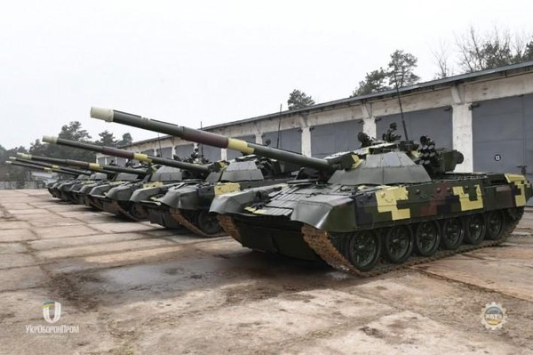 Mẫu xe tăng đặc biệt này, đã từng bị Quân đội Nga bắt sống trước đó, T-72AMT là phiên bản cải tiến của xe tăng chiến đấu chủ lực T-72A, tháp pháo được trang bị giáp phản ứng nổ "Sharp Blade" do Ukraine phát triển.