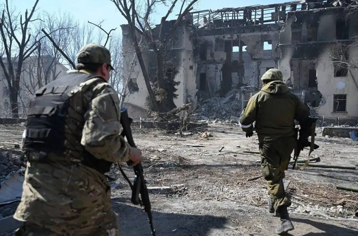 Hiện Quân đội Nga và lực lượng dân quân Donbas đã bắt đầu các trận chiến đường phố với Quân đội Ukraine trong khu vực đô thị Sieverodonetsk; và ở phía sau Lisichansk, khi Quân đội Nga chiếm được ở Lyman và một số các cứ điểm xung quanh, khả năng các lực lượng tại Lisichansk sẽ rút lui khó khăn.