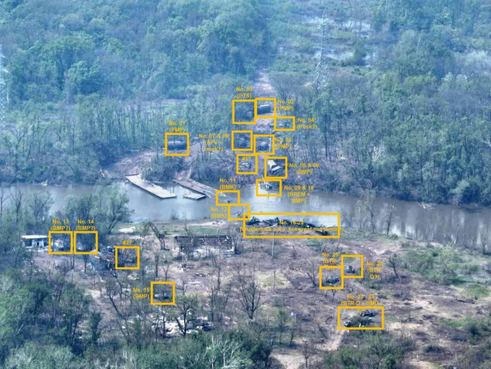 Do đó, trong xung đột Nga-Ukraine, Quân đội Ukraine thường trực tiếp sử dụng UAV để thực hiện các cuộc tấn công chính xác tầm xa nhằm vào xe tăng và xe bọc thép đang di chuyển. Hơn 45% tổn thất về xe tăng và xe bọc thép của Quân đội Nga trong cuộc xung đột Nga-Ukraine, là do pháo binh Ukraine gây ra.