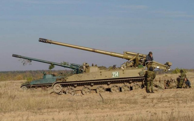 Ngoài ra, ông Khodalyonok cho biết, tầm bắn của pháo tự hành 2S5 Giatsint-S 152mm của Nga là 28 km, mặc dù một lữ đoàn pháo có 72 khẩu pháo tự hành 2S5 Giatsint-S152mm, nhưng nó sẽ bị tiêu diệt bởi một số ít khẩu đội pháo Caesar 155mm của Ukraine.