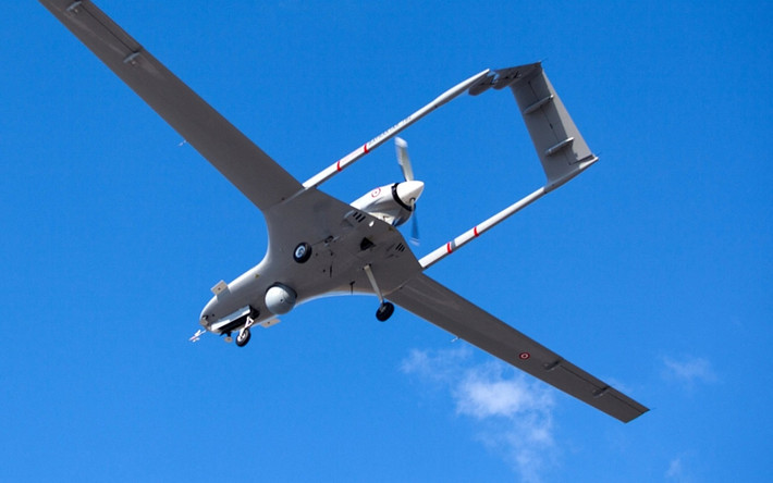 Ngoài ra, nhiều UAV được làm bằng vật liệu tổng hợp (composite), do vậy đặc tính hồng ngoại nhỏ hơn. Do đó, radar của các hệ thống tên lửa phòng không và radar bán chủ động của đầu đạn tên lửa, khó có thể phát hiện và sàng lọc ra các mục tiêu lộn xộn và tiêu diệt các mục tiêu đó.