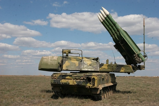 Khó khăn trong việc đánh chặn tên lửa HIMARS là giai đoạn bay cuối cùng, tên lửa HIMARS đã hạ độ cao và tấn công mục tiêu gần theo phương thẳng đứng và tên lửa phòng không chỉ có thể đưa ra quyết định trong thời gian rất ngắn. Hành động bắt buộc phải được hoàn thành trong vòng 10 giây.