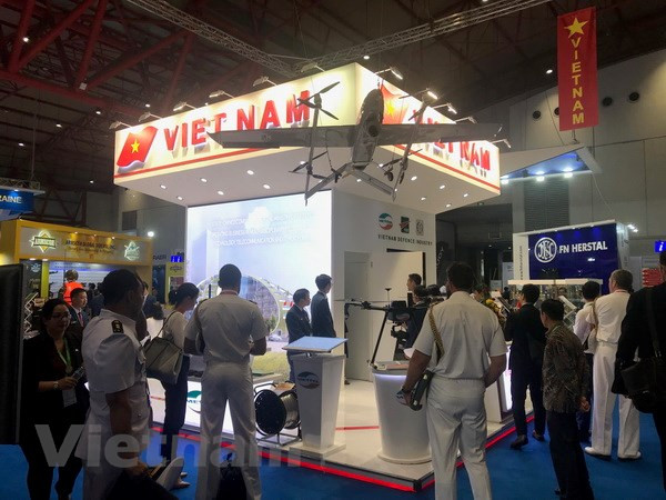 Nếu như việc được bộ đội tin dùng khiến chúng ta vui 1, thì dấu mốc đặc biệt quan trọng với công nghiệp quốc phòng là vũ khí “Made in Vietnam” chính thức đem đi trưng bày quy mô lớn, tại Triển lãm Quốc phòng quốc tế Indo Defence 2018 ở Indonesia khiến chúng ta vui 10.