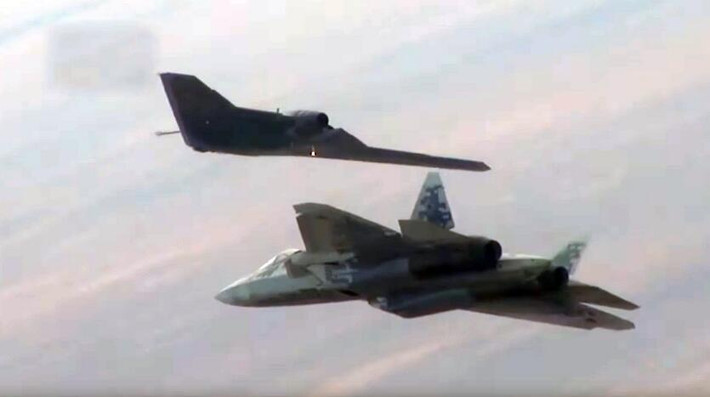 Do vậy, sự thành công hay thất bại của Su-57 trong chiến đấu thực tế là rất quan trọng. Máy bay chiến đấu này, cũng có thể kết hợp cùng với phi đội máy bay không người lái tàng hình S-70 Hunter trong tương lai, tạo thành cặp “cánh bay đồng hành” và như vậy, khả năng chiến đấu của nó có thể được nâng cao hơn nữa.
