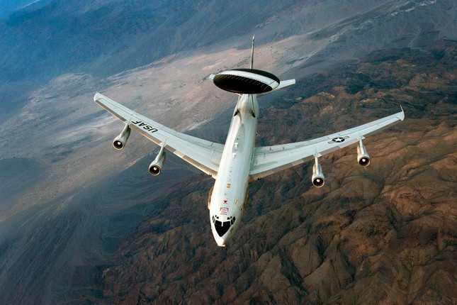 Đặc biệt hiện nay, các radar phòng không của khối NATO, được triển khai dày đặc xung quanh Ukraine, cung cấp tọa độ theo thời gian thực cho lực lượng phòng không Ukraine và điều này khiến Su-57 có nguy cơ bị phát hiện.