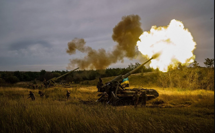 Đồng thời, quân đội Ukraine vẫn đang mở cuộc tấn công dồn dập nhắm vào các kho đạn và đường tiếp tế của quân đội Nga, đặc biệt là các tuyến giao thông chính giữa hai bên sông Dnepr. Các bức ảnh vệ tinh mới nhất cho thấy, đoạn đường trên đỉnh của trạm thủy điện Kakhovka, nằm cách thượng lưu cầu Antonovsky khoảng 55 km, đã có dấu hiệu bị phá hủy.
