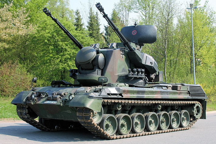Tạp chí Quốc phòng Ukraine cho biết, lô pháo phòng không tự hành Flakpanzer Gepard đầu tiên, do Đức viện trợ cuối cùng cũng đã đến Ukraine; vậy loại pháo tự hành này có sức mạnh như thế nào? Tại sao ngay cả Mỹ cũng đánh giá cao?