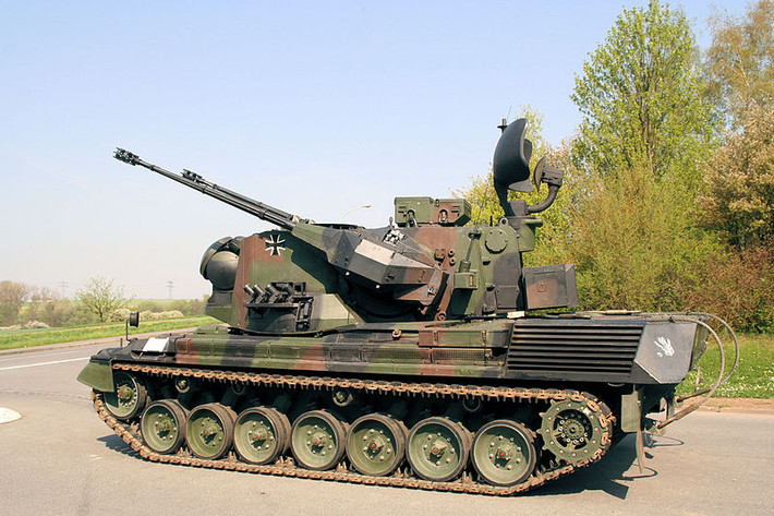 Trước hết chúng ta phải hiểu, lý do khiến Đức phải trì hoãn việc giao pháo phòng không Gepard cho Ukraine vì thực ra, loại vũ khí này đã được quân đội Đức cho loại biên; đồng nghĩa với việc viện trợ cho Ukraine là vũ khí niêm cất dài hạn, cần được bảo dưỡng trước khi sử dụng.