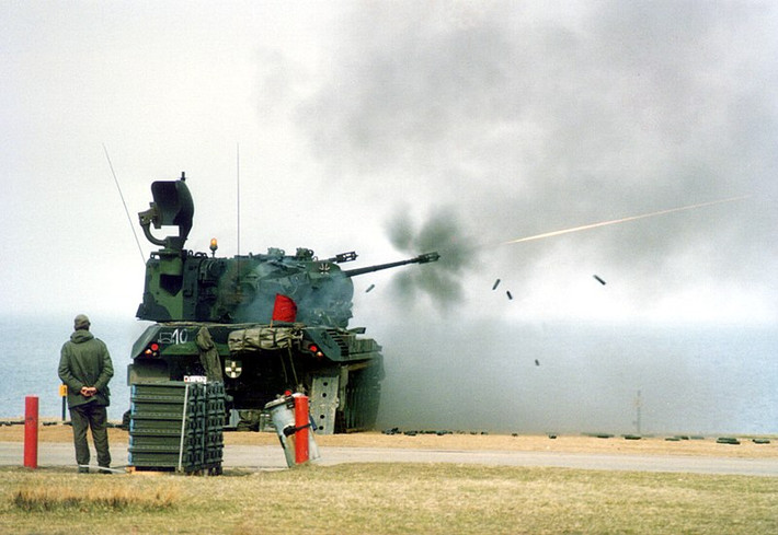 Pháo phòng không Gepard sử dụng khung gầm xe tăng Leopard 1 với tháp pháo xoay 360 độ; vũ khí được trang bị 2 pháo tự động 35 mm Oerlikon KDA và radar; trong đó một radar tìm kiếm chung ở phía sau tháp pháo và một radar theo dõi mục tiêu, kết hợp máy máy đo xa laser ở phía trước.