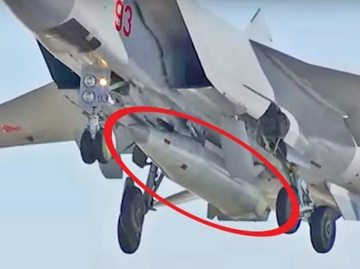 Ngoài ra tên lửa Dagger còn có khả năng mang đầu đạn hạt nhân, có thể thực hiện các cuộc tấn công từ bằng máy bay chiến đấu. Nhưng cuộc tấn công vừa qua vào kho vũ khí của Ukraine cho thấy, tên lửa Dagger chỉ mang đầu đạn thông thường.