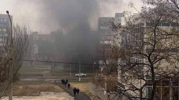 Nhìn những bức ảnh vệ tinh trên mạng xã hội, Mariupol, nơi vốn là một thành phố công nghiệp trù phú ở miền đông Ukraine, nay đã trở thành đống đổ nát; khoảng 2/3 số tòa nhà trong thành phố bị phá hủy bởi bom đạn. Những người ở lại phải ẩn nấp trong hầm tránh bom.