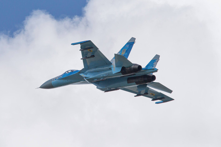 Các thiết bị dò tìm radar bán chủ động trang bị trên vũ khí của Ukraine. Yêu cầu phải được dẫn đường đến mục tiêu, do đó buộc phi công phải giữ nguyên đường bay, thậm chí bay thẳng; nếu không khi quay mũi máy bay đi, sẽ khiến tên lửa bay chệch hướng. Do vậy khoảng cách giữa máy bay Ukraine và máy bay Nga gần lại và có nguy cơ bị bắn trả.