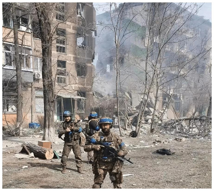 Đồng thời Quân đội Ukraine cũng đã gửi đội tác chiến đặc biệt để giải vây cho Mariupol; nhưng với sự bao vây dày đặc của Quân đội Nga, căn cứ Azovstal hoàn toàn không thể bị phá vây; thậm chí có lần, lực lượng cố thủ tại Mariupol còn nghi ngờ rằng, họ đã bị lãnh đạo Kiev lừa gạt.