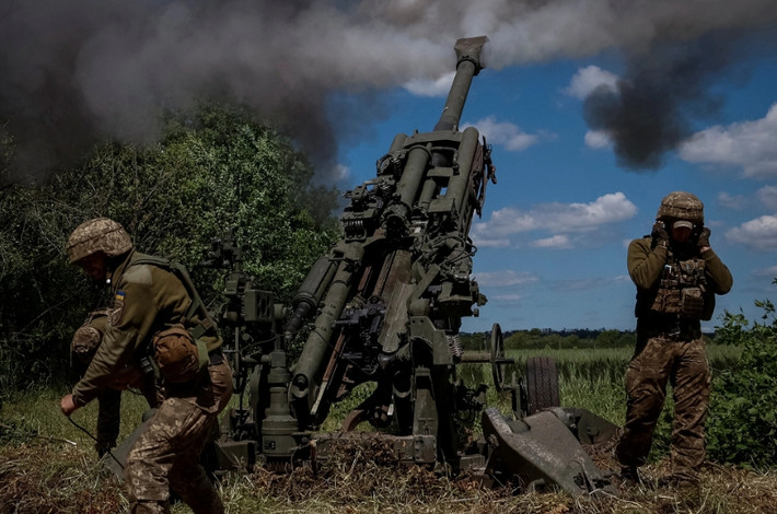 Trong trận "phản công Kharkov" của Quân đội Ukraine hồi đầu tháng 5, một số "quân sư" thậm chí còn hô khẩu hiệu "Dùng vũ khí phản công tầm xa M777 mỗi ngày" và cho rằng, ngay sau khi đưa pháo M777 vào chiến đấu, Quân đội Nga sẽ bị “quét sạch”.