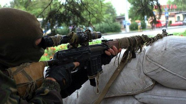 Các tay súng bắn tỉa Ukraine nấp trên các mái nhà, không bao nghĩ rằng, kỹ thuật né tránh và ẩn nấp rất bí mật của họ, lại bị những thiết bị trinh sát gắn trên các UAV, từ trên bầu trời có thể nhìn thấy rõ. Thậm chí, họ còn bị những chiếc UAV vũ trang phản công.