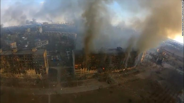 Mariupol là thành phố công nghiệp nặng, đặc biệt là ngành sản xuất thép và dịch vụ vận tải biển. Mặc dù quân Ukraine chiến đấu rất ngoan cường, không đầu hàng, cũng không rút lui, dựa vào công sự kiên cố để tiêu hao quân chủ lực của Nga. Mặc dù vậy, lúc đầu quân Nga không có ý định hủy diệt thành phố, bằng pháo hạng nặng.