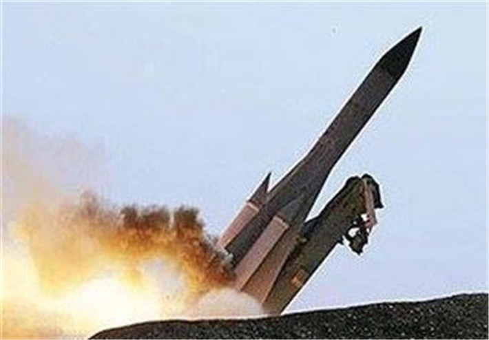 Mỗi tiểu đoàn S-200 sử dụng 6 bệ phóng tên lửa ray đơn và một radar điều khiển hỏa lực; và hệ thống này được thiết kế để chống lại tên lửa đạn đạo cũng như các máy bay có kích thước lớn hơn như máy bay ném bom.
