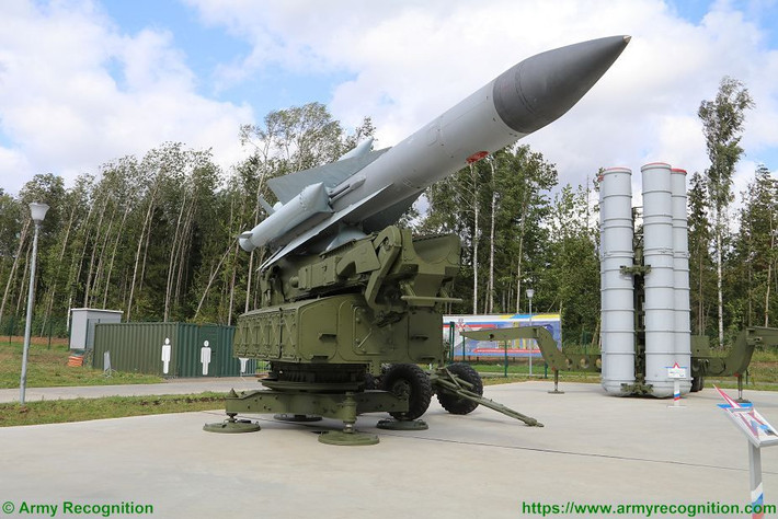 Các quốc gia sử dụng chính S-200 hiện nay bao gồm Triều Tiên, Syria, Iran, Ba Lan và Bulgaria và đều mua các hệ thống tên lửa này trong những năm 1980 và đầu thập niên 1990; trong khi đó Uzbekistan, Kazakhstan, Turkmenistan và Azerbaijan đã kế thừa chúng sau khi Liên Xô sụp đổ.