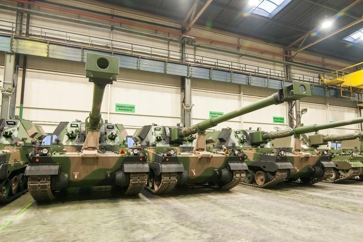 Vào cuối những năm 1990, Ba Lan bắt đầu phát triển loại lựu pháo tự hành AHS Krab theo chuẩn vũ khí NATO. Để tiết kiệm chi phí, hệ thống vũ khí của loại lựu pháo tự hành giá rẻ AS90, đã được Ba Lan mua từ Vương quốc Anh. Do pháo của Anh đã lạc hậu, nên bán rẻ hơn.