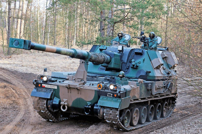 Lựu pháo tự hành AHS Krab đã được Ukraine đặt hàng vào tháng Sáu vừa qua. Không ngoài dự đoán, loại lựu pháo tự hành này đã bị phá hủy hoàn toàn ngay khi vừa tham gia chiến trường; rõ ràng chiến trường Ukraine rất ác liệt.
