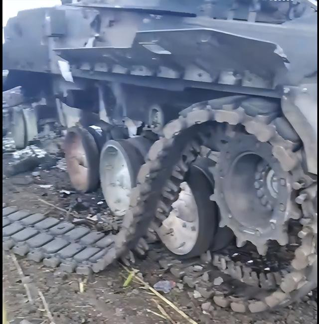 Ngày 17/7, một binh sĩ Ukraine đã đăng tải video lên mạng xã hội, cho thấy mảnh vỡ một khẩu lựu pháo tự hành AHS Krab của Ba Lan, mới được viện trợ cho Quân đội Ukraine, bị quân đội Nga phá hủy.