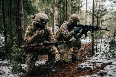 Đồng thời, Quân đội Ukraine thường áp dụng phương pháp chia nhỏ các đoàn xe lớn thành các đội nhỏ và di chuyển vào lúc sáng sớm hoặc đêm tối, tận dụng lợi thế của giao thông đường cao tốc phát triển và nhiều tuyến đường ở Ukraine; đồng thời cũng đi đường nhỏ để đảm bảo an toàn.