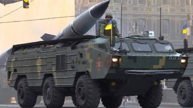 Quân đội Ukraine có tên lửa đạn đạo tầm ngắn Tochka-U từ thời Liên Xô, có đầu đạn cực mạnh nhưng độ chính xác kém so với vũ khí mới nhất của Nga.