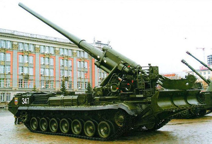 Thứ hai là pháo binh, Tổng thống Ukraine Volodymyr Zelensky và các quan chức khác đã cáo buộc quân đội Nga pháo kích bừa bãi vào các tòa nhà dân cư, trường học và bệnh viện trên khắp đất nước.
