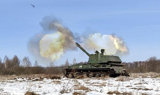 Quân đội Nga đã tấn công các khu vực rộng lớn ở Ukraine bằng các cuộc không kích, đồng thời tiến hành các cuộc oanh tạc bằng tên lửa và pháo binh quy mô lớn, dẫn đến số lượng thương vong cao cho quân đội Ukraine.